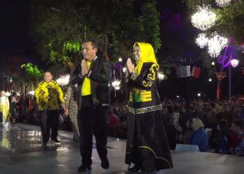 Hadiri istana Berbatik, Gubernur Ansar & Istri Tampil Diatas Catwalk Dihadapan Presiden RI dan Undangan
