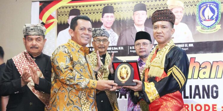 Gubernur Ansar Kukuhkan Keluarga Suku Piliang Minangkabau Provinsi Kepri