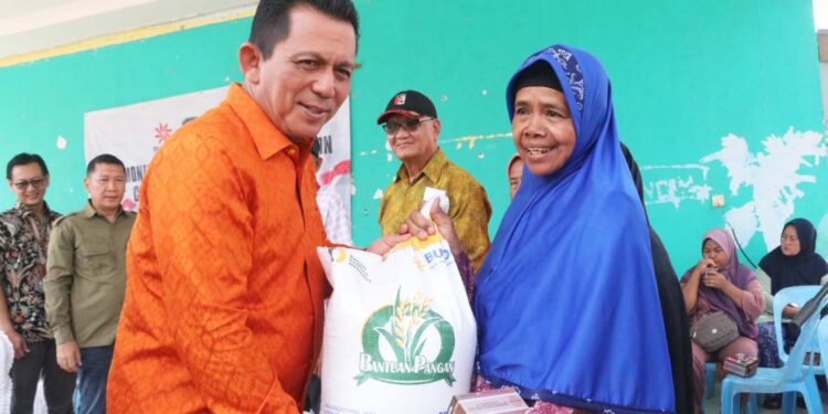 Gubernur Ansar Serahkan Bantuan Beras Tahap II di Nongsa, Kota Batam