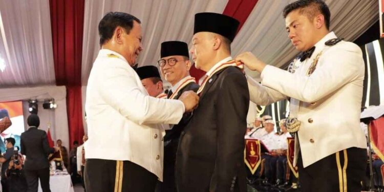 Muzani dan Dasco Terima Penghargaan Dharma Pertahanan Utama dari Menhan Prabowo