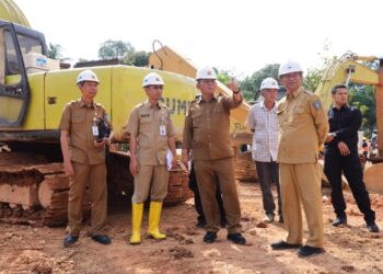Gubernur Ansar Tinjau Proyek Jalan Lintas Timur dan Kolam Pengendalian Banjir di Bintan
