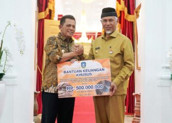 Gubernur Ansar Bawa Bantuan Rp939 Juta untuk Korban Banjir Bandang Sumbar