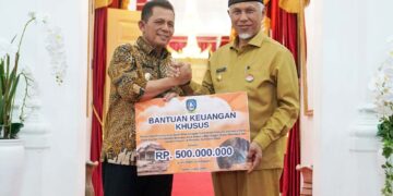 Gubernur Ansar Bawa Bantuan Rp939 Juta untuk Korban Banjir Bandang Sumbar