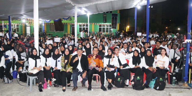 Gubernur Ansar Memberi Motivasi Mahasiswa Baru Ibnu Sina di PKKMB 2024