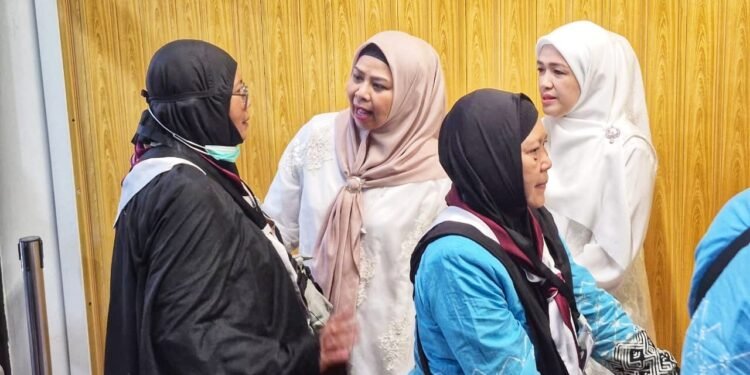 Ketua TP-PKK Kepri Sambut Kepulangan Jemaah Haji Kloter Pertama Debarkasi Batam