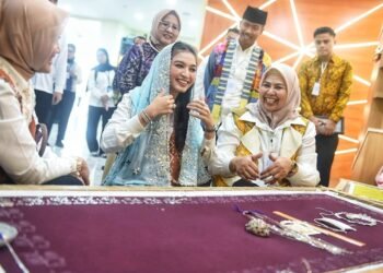 Selvi Ananda Kunjungi Dekranasda Kepri, Apresiasi Tenun dan Kerajinan Lokal