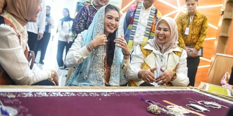 Selvi Ananda Kunjungi Dekranasda Kepri, Apresiasi Tenun dan Kerajinan Lokal